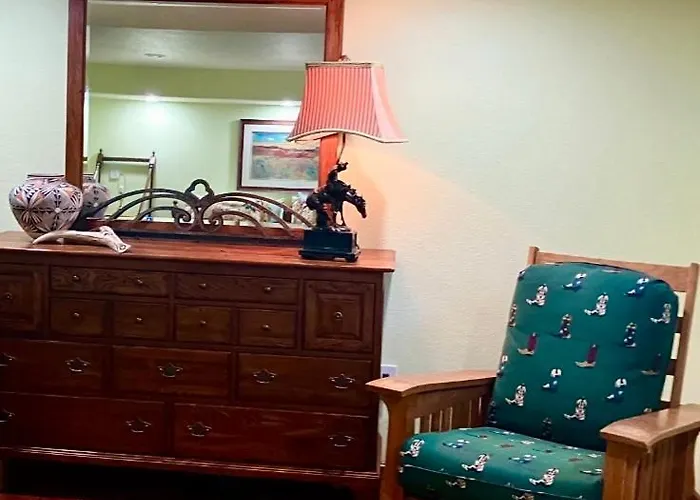 Trail Boss King Ensuite-prairie Rose - 1200 Sq Ft Bed and breakfast
